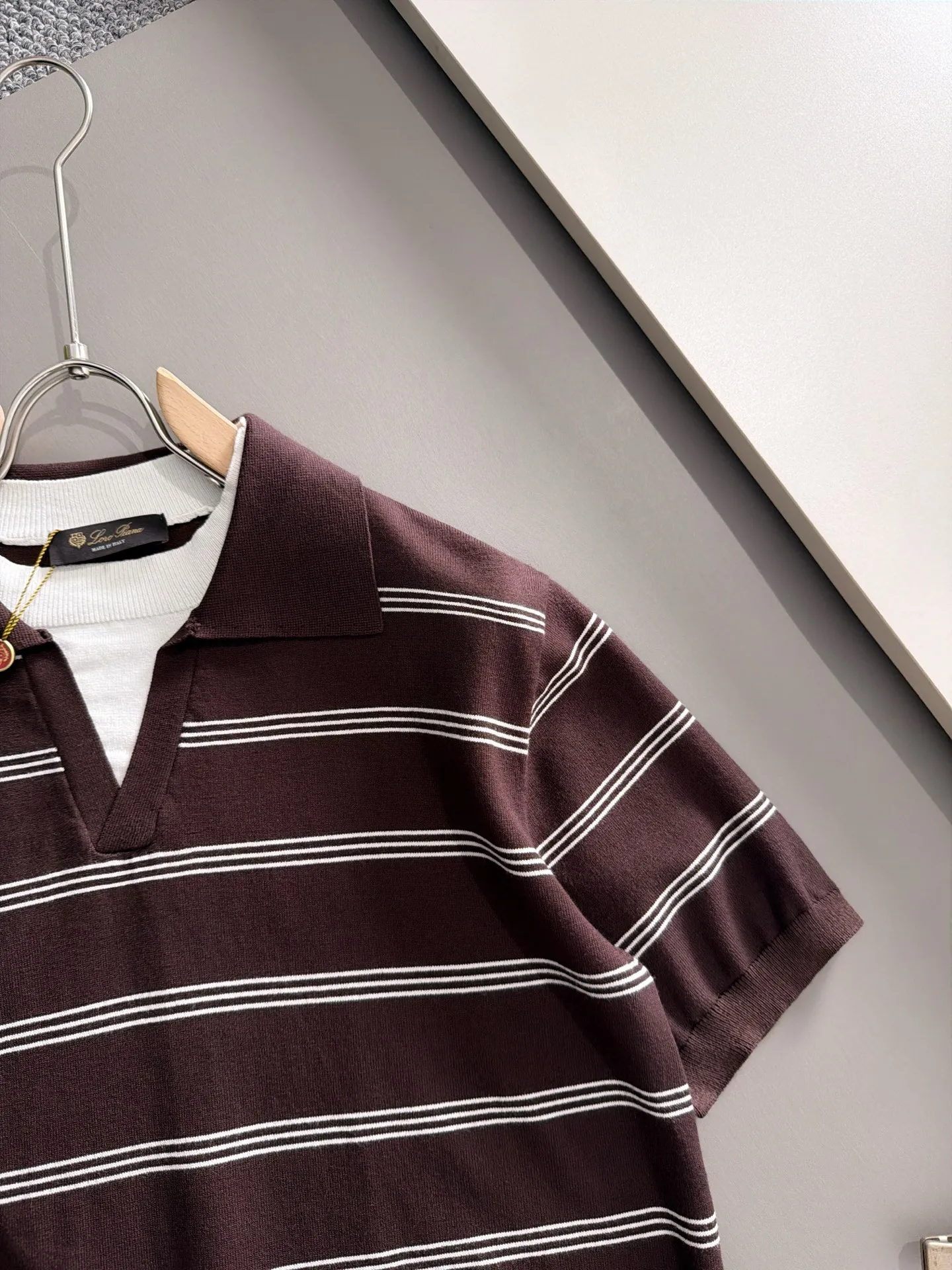 LP high quality Loro Piana 26ss New Arrival men's short-sleeved knitted T-shirt. Made of combed cotton yarn knitted cotton fabric, no pressure when entering and exiting the counter. Exclusive control of raw materials. It feels substantial when weighed, and the upper body is more textured than ordinary T-shirts. This texture can handle the weather easily and is suitable for both hot and cold! Loose fit design, looks noble. The only correct version is available Size: M to 4XL